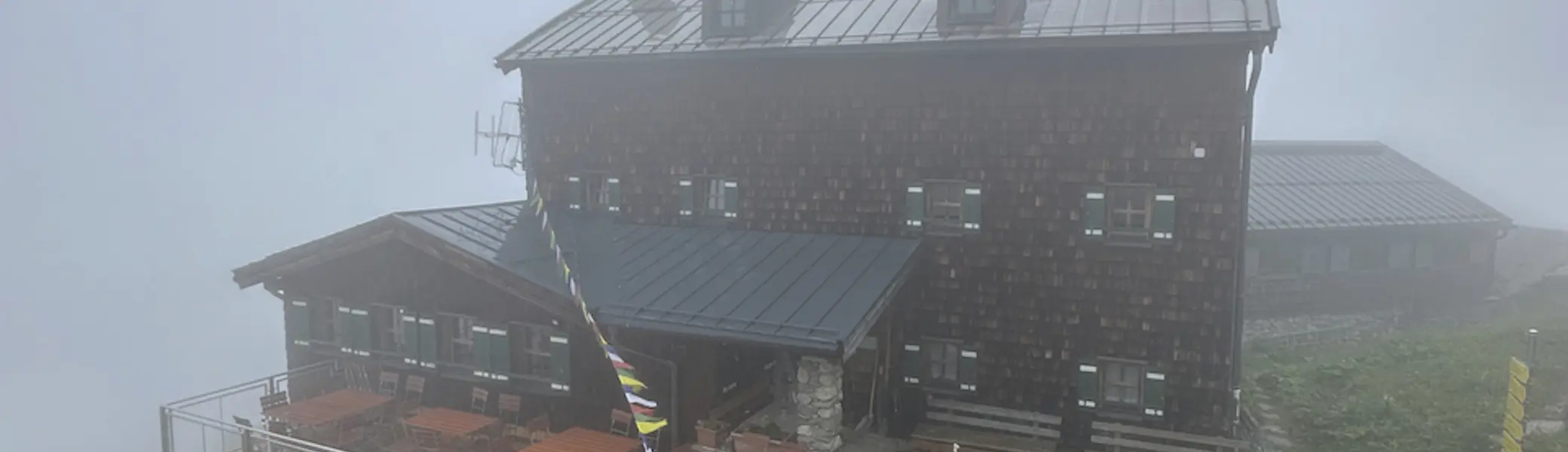 Warnsdorfer Hütte grau in grau im Nieselregen | © DAV-Starnberg/Angelika Kaunicnik