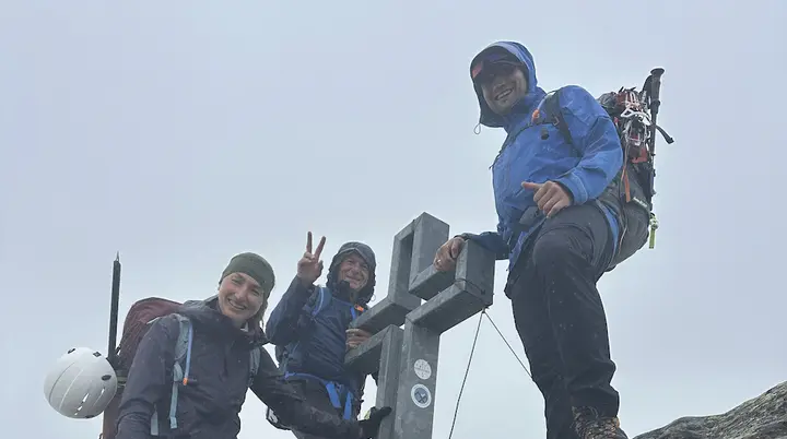 Im Regen am Gipfelkreuz des Gamsspitzls | © DAV-Starnberg/Angelika Kaunicnik