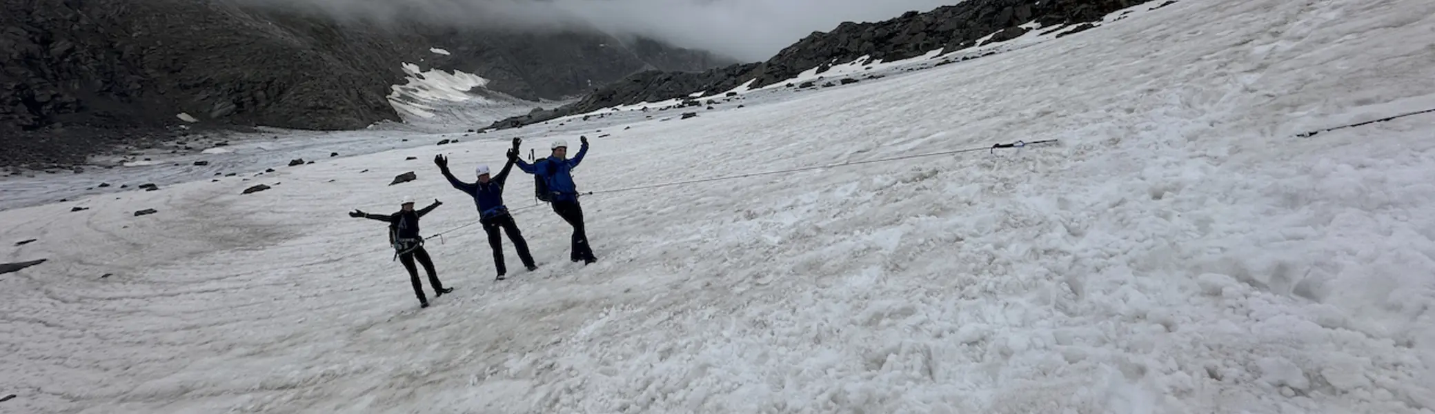 in Aktion in vergletscherter Landschaft  | © DAV-Starnberg/Angelika Kaunicnik