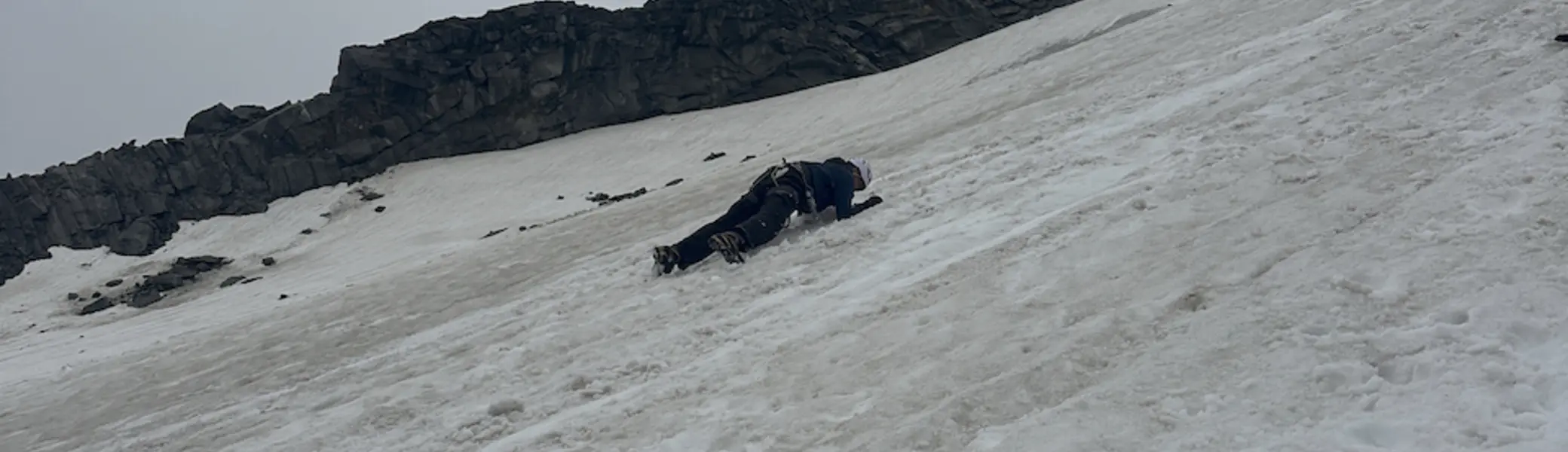 in Aktion in vergletscherter Landschaft  | © DAV-Starnberg/Angelika Kaunicnik