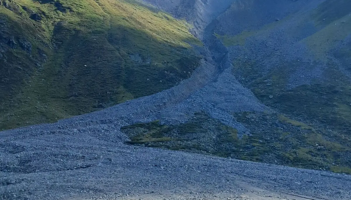 Moräne oberhalb der Hütte, die letztes Jahr mit dem Abrutsch zusammenhing (ganz oben sieht man an der Abbruchkante Eis durchschimmern) | © DAV Starnberg | H. Friedl
