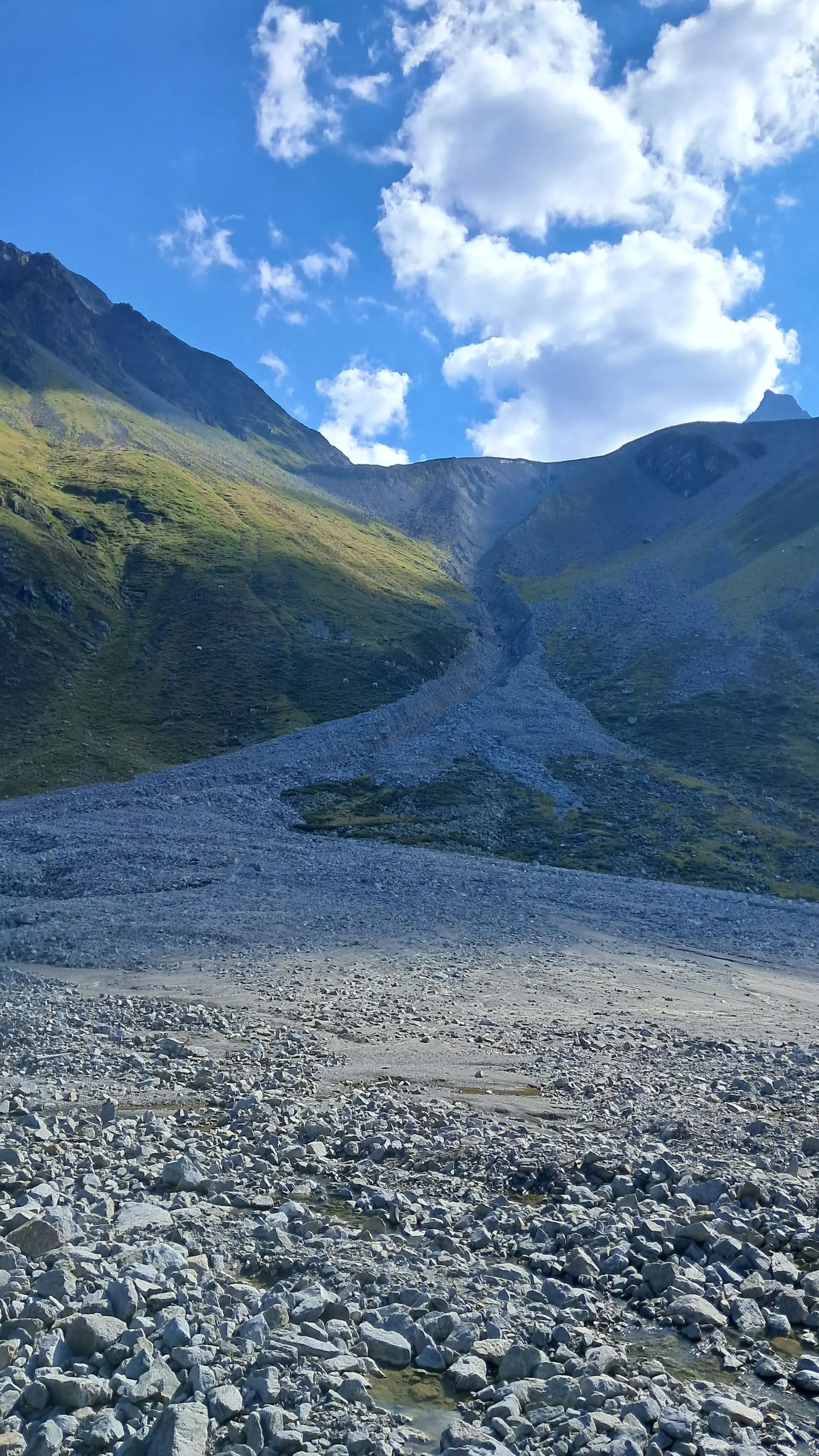 Moräne oberhalb der Hütte, die letztes Jahr mit dem Abrutsch zusammenhing (ganz oben sieht man an der Abbruchkante Eis durchschimmern) | © DAV Starnberg | H. Friedl