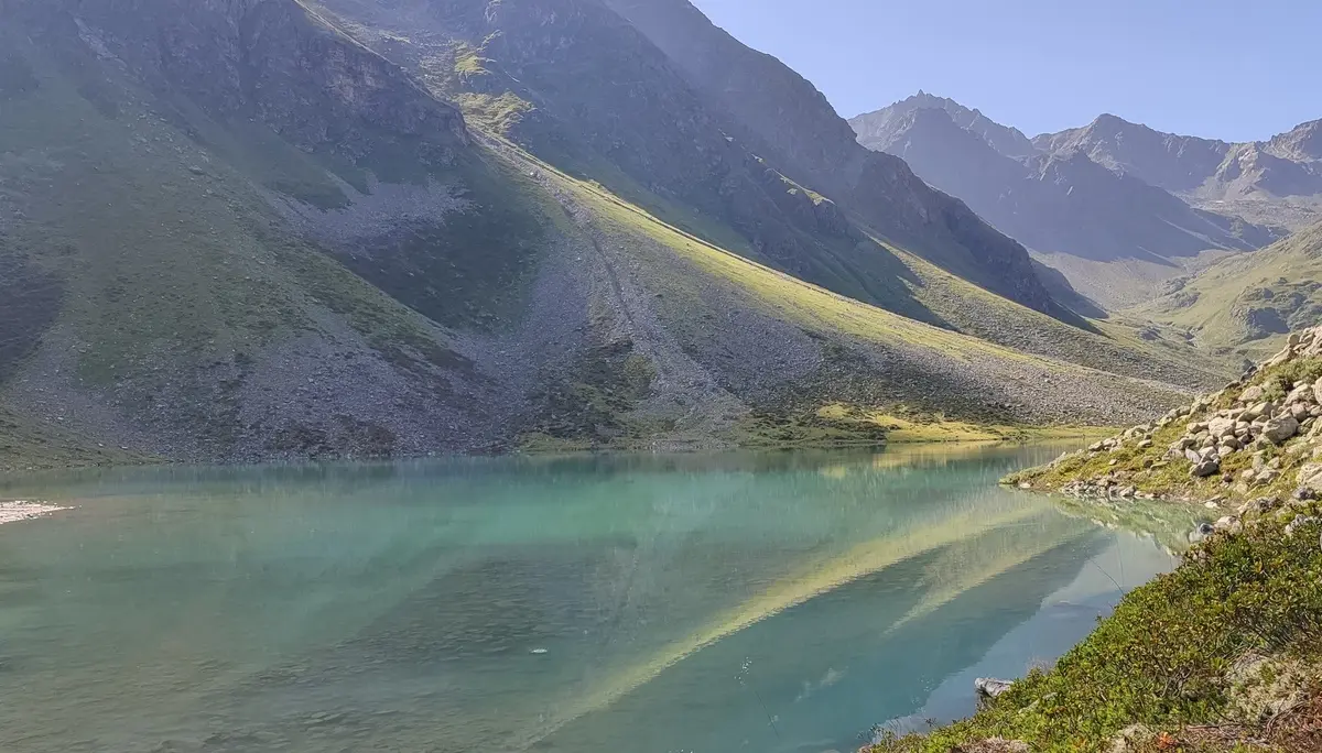 Der Smaragdsee bei sonnigem Wetter, die Berge spiegeln sich auf der Oberfläche | © DAV Starnberg | H. Friedl