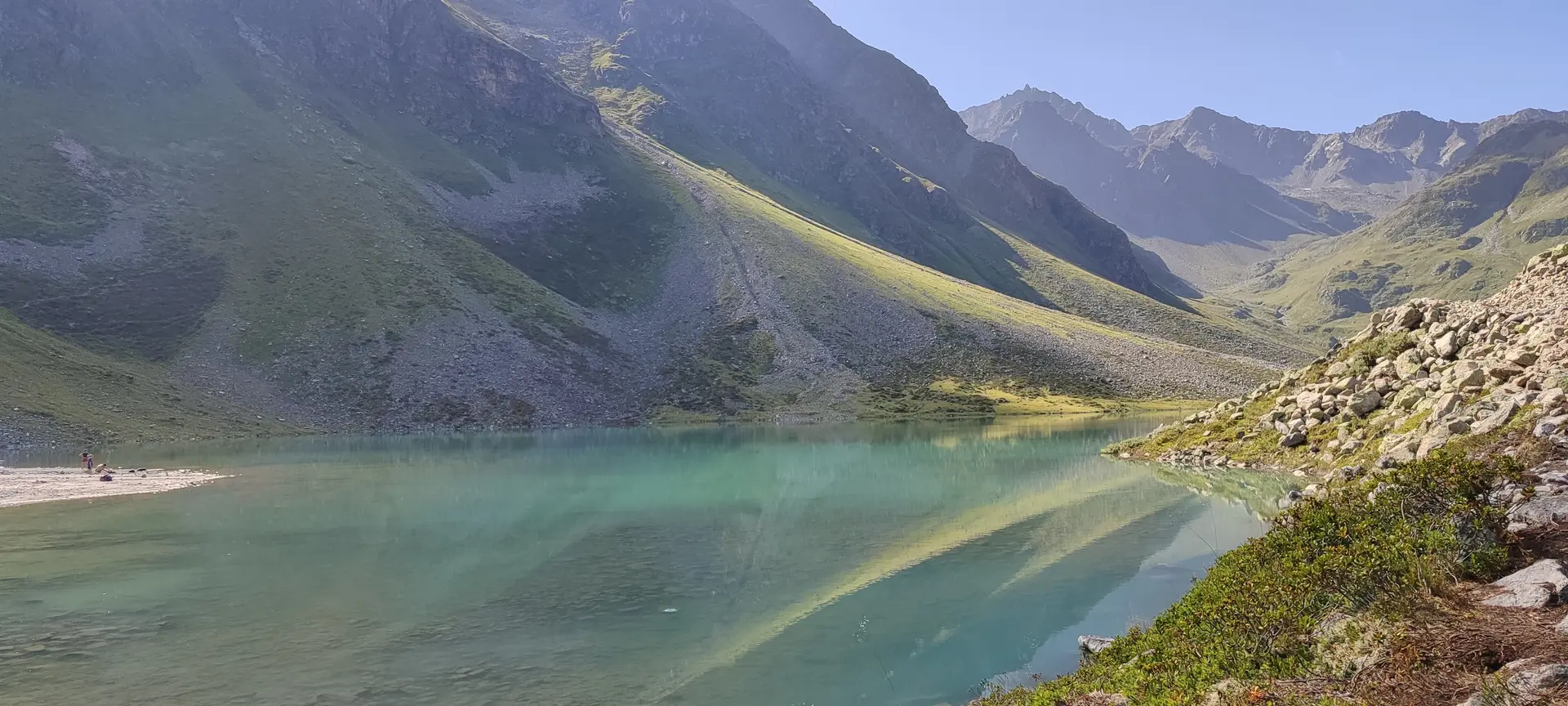 Der Smaragdsee bei sonnigem Wetter, die Berge spiegeln sich auf der Oberfläche | © DAV Starnberg | H. Friedl