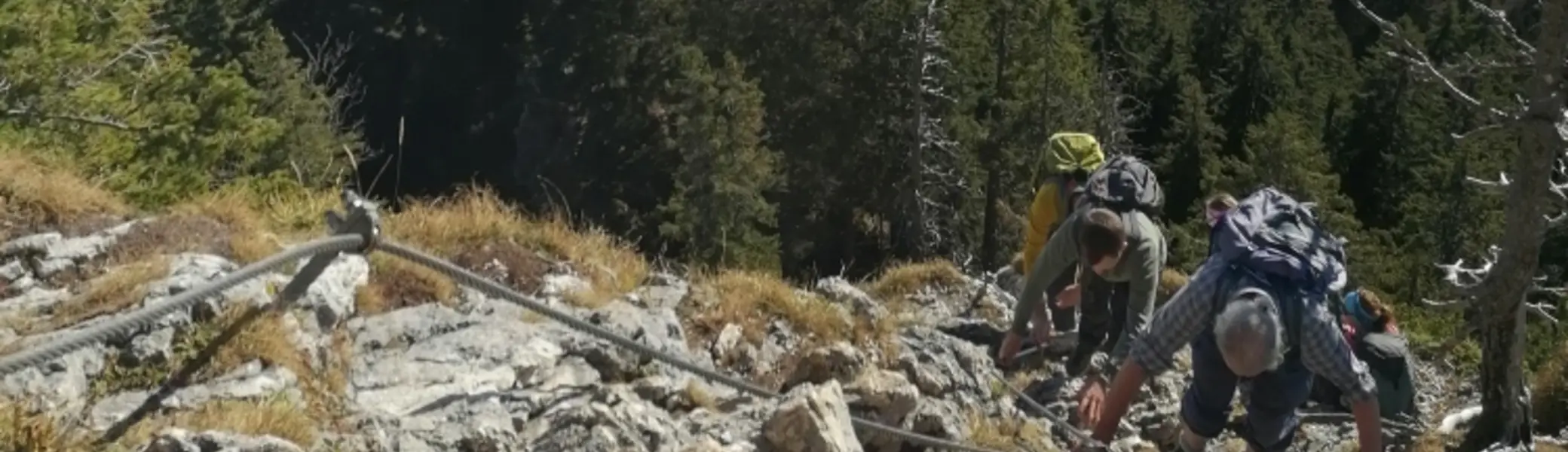 Weg Ettal - Zwei Bergsteiger kraxeln am Klettersteig bei sonnigem Wetter, unter ihnen ein Nebelmeer | © DAV Starnberg 