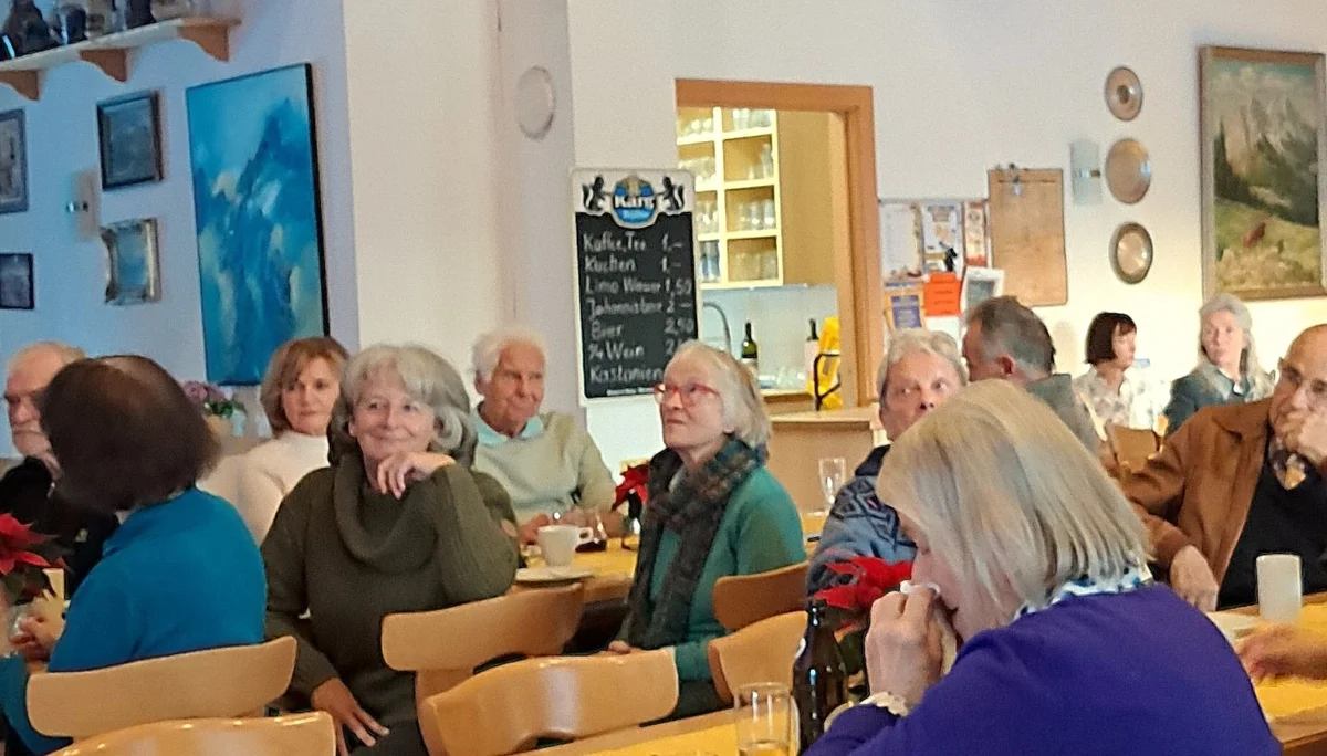 Herbstfest Versammelte Leute an den Tischen | © DAV Starnberg/ Helga Friedl