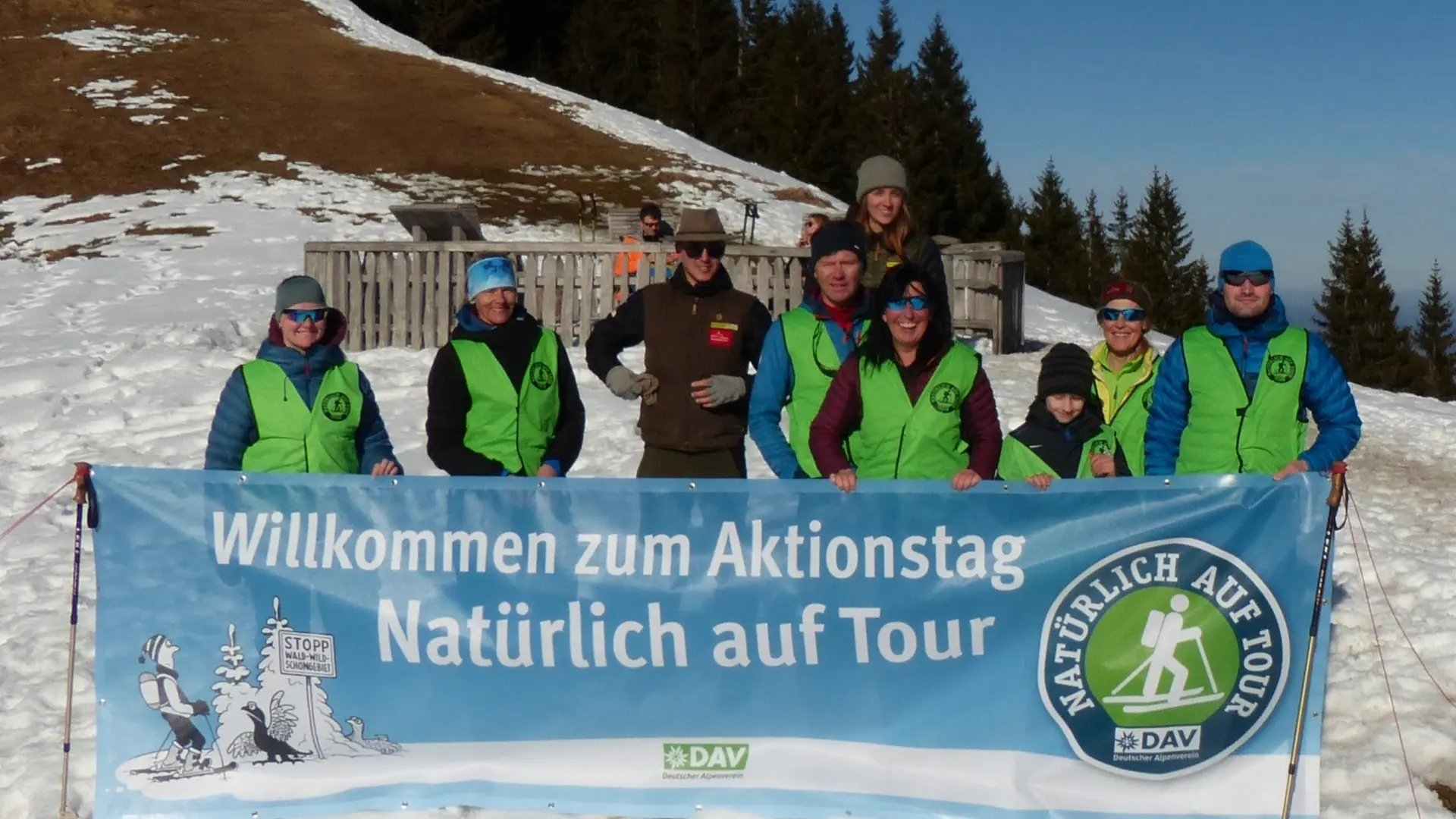 Unsere fleißigen Helfer/innen mit unserem Banner am Aktionstag auf dem Hörnle | © DAV Starnberg