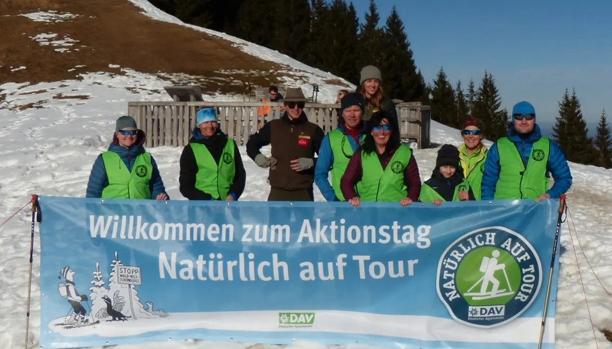 Unsere fleißigen Helfer/innen mit unserem Banner am Aktionstag auf dem Hörnle | © DAV Starnberg