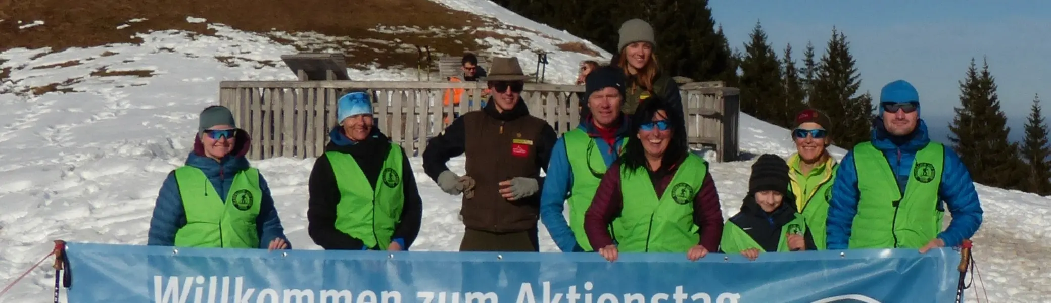 Unsere fleißigen Helfer/innen mit unserem Banner am Aktionstag auf dem Hörnle | © DAV Starnberg