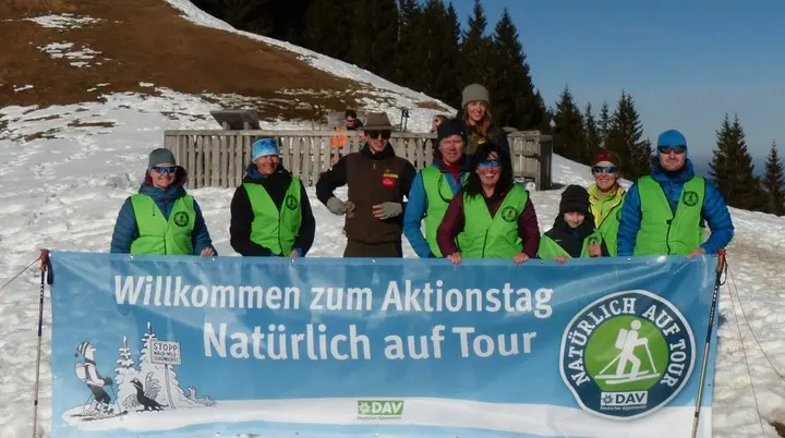 Unsere fleißigen Helfer/innen mit unserem Banner am Aktionstag auf dem Hörnle | © DAV Starnberg