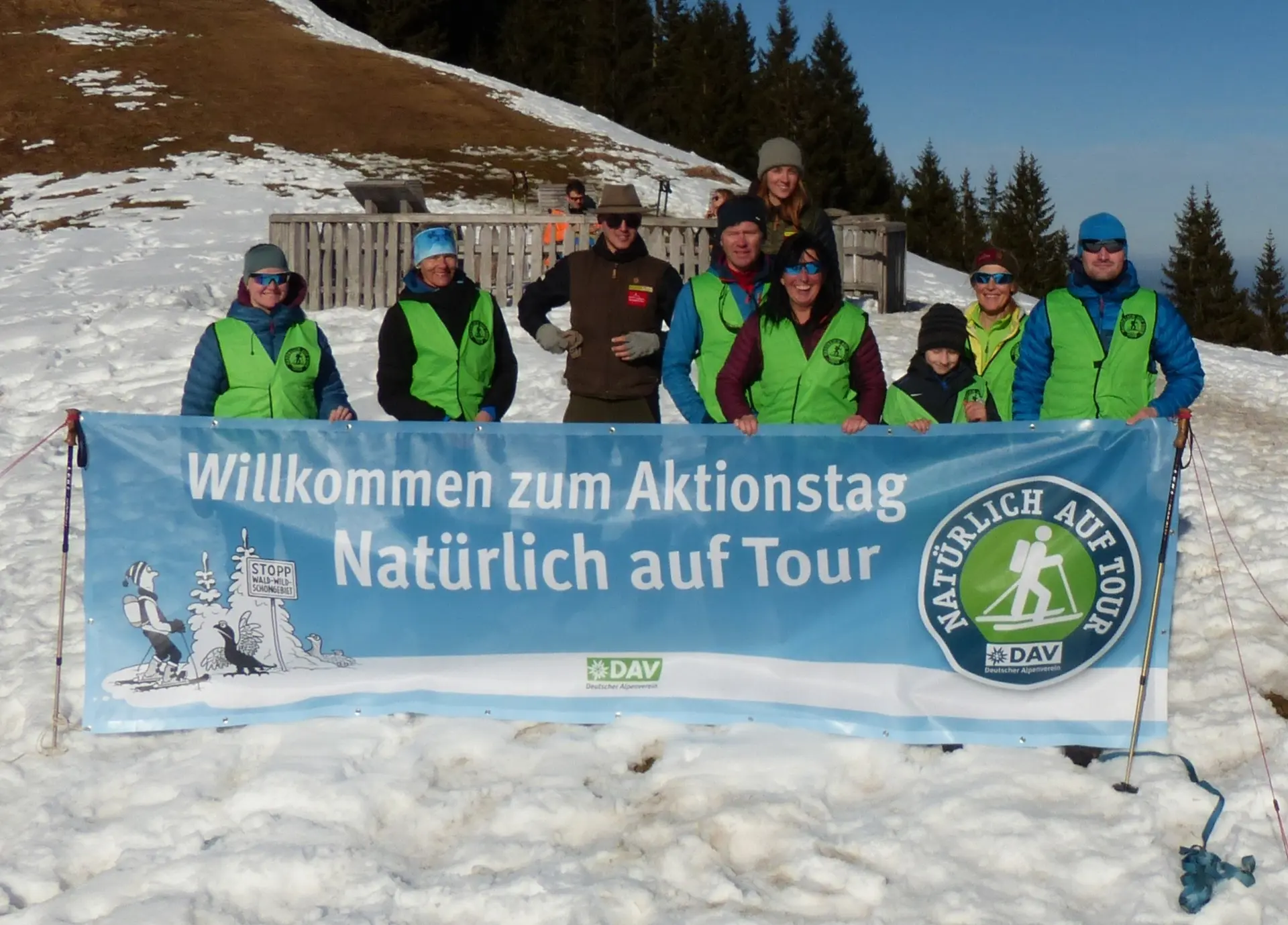 Unsere fleißigen Helfer/innen mit unserem Banner am Aktionstag auf dem Hörnle | © DAV Starnberg