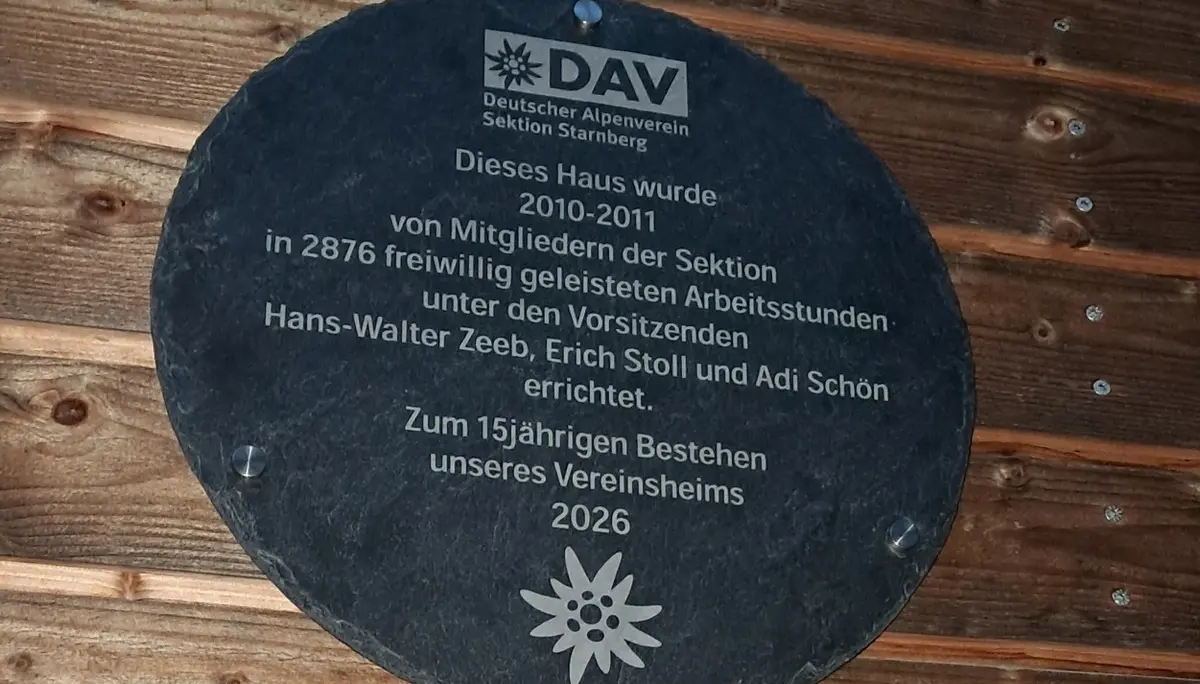 Dieses Haus wurde 2010 - 2011 von den Mitgliedern der Sektion in 2876 freiwillig geleisteten Arbeitsstunden unter den Vorsitzenden Hans-Walter Zeeb, Erich Stoll und Adi Schön errichtet. | © DAV Starnberg | Helga Friedl