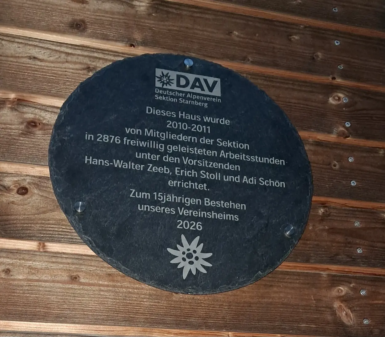 Dieses Haus wurde 2010 - 2011 von den Mitgliedern der Sektion in 2876 freiwillig geleisteten Arbeitsstunden unter den Vorsitzenden Hans-Walter Zeeb, Erich Stoll und Adi Schön errichtet. | © DAV Starnberg | Helga Friedl