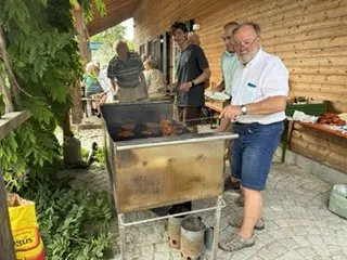 Die Grillmeister Hans und Marc am Werk | © DAV Starnberg | Sybille Zeeb