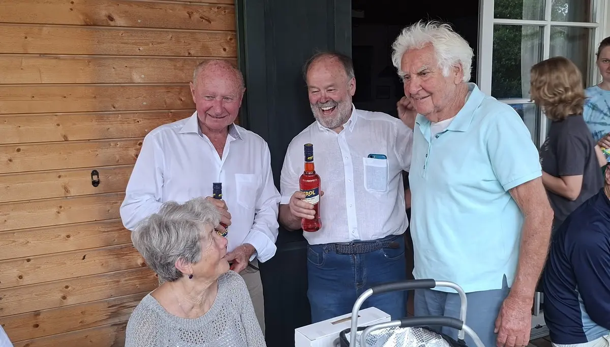 Jochen Deutschenbaur überreicht  Aperol an Erich Stoll für die Gemüsepfanne und an Hans Zeeb für die Organisation des Jubiläumsfests | © DAV Starnberg | Uschi Lechner