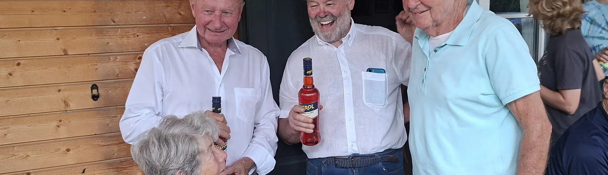 Jochen Deutschenbaur überreicht  Aperol an Erich Stoll für die Gemüsepfanne und an Hans Zeeb für die Organisation des Jubiläumsfests | © DAV Starnberg | Uschi Lechner