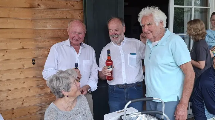 Jochen Deutschenbaur überreicht  Aperol an Erich Stoll für die Gemüsepfanne und an Hans Zeeb für die Organisation des Jubiläumsfests | © DAV Starnberg | Uschi Lechner