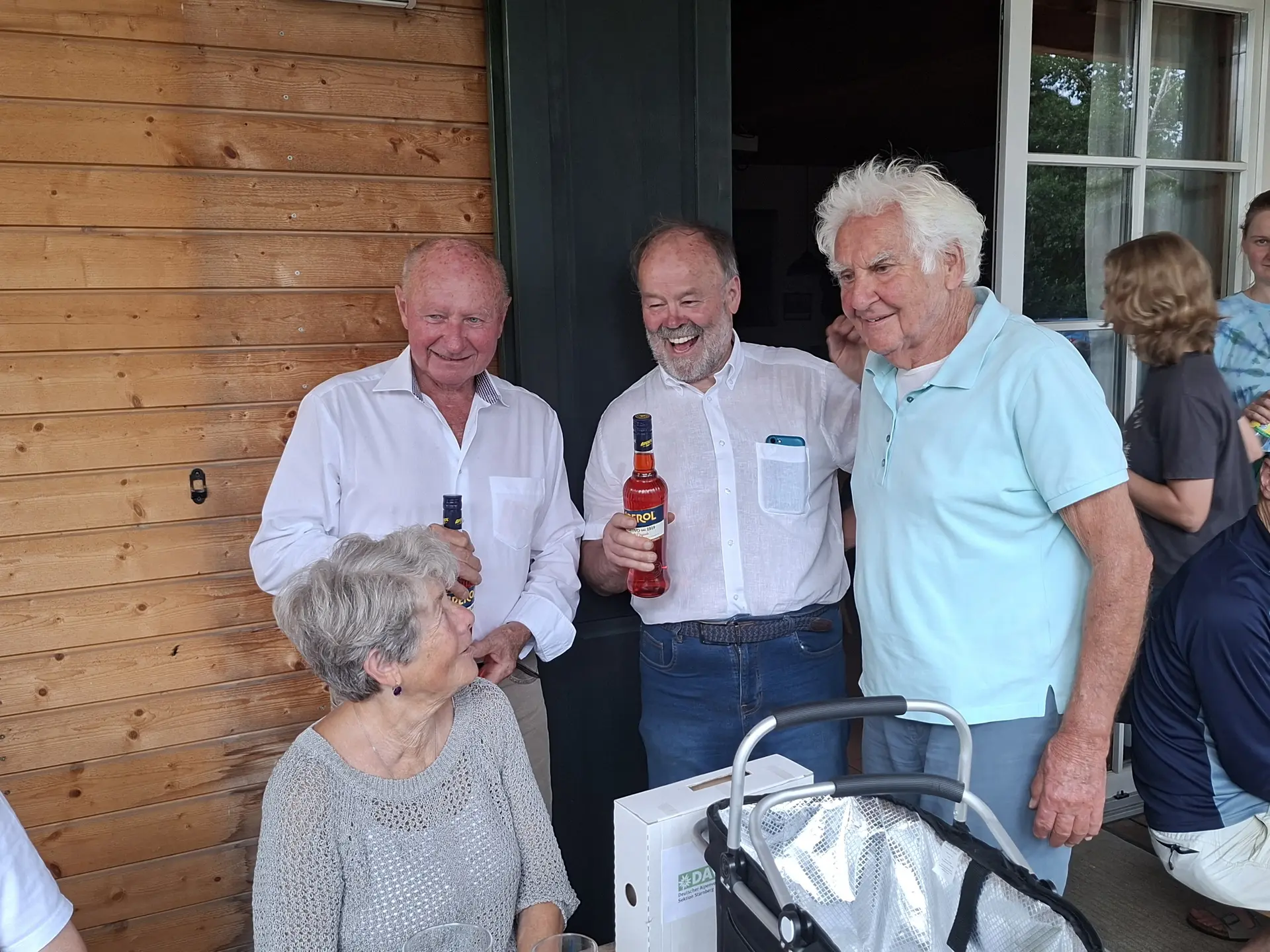 Jochen Deutschenbaur überreicht  Aperol an Erich Stoll für die Gemüsepfanne und an Hans Zeeb für die Organisation des Jubiläumsfests | © DAV Starnberg | Uschi Lechner