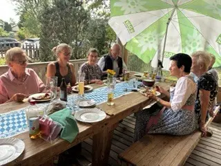Gemütliches Zusammensitzen beim Grillfest | © DAV Starnberg | Sybille Zeeb