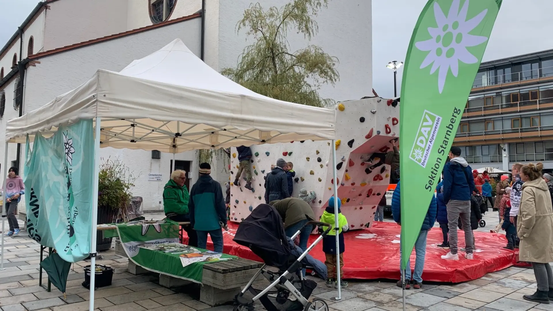 DAV Starnberg Stand mit Boulderwürfel bei Starnberg bewegt 2024 | © DAV Starnberg | Marit Keidel