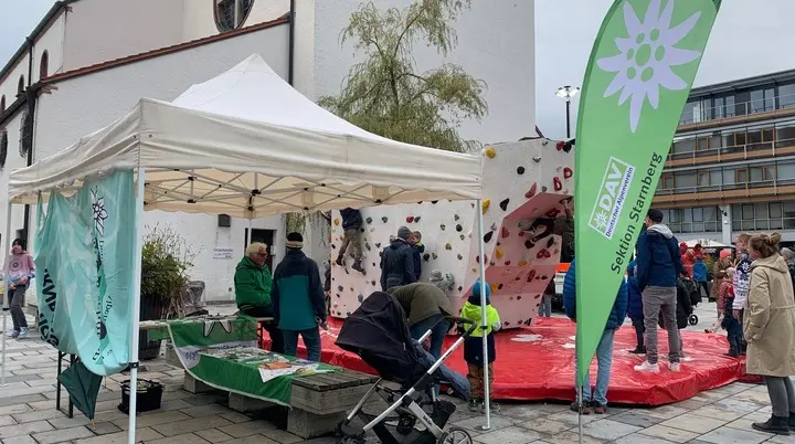 DAV Starnberg Stand mit Boulderwürfel bei Starnberg bewegt 2024 | © DAV Starnberg | Marit Keidel