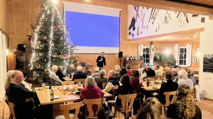 Weihnachtsfeier 2025 Dominik hält Begrüßungsrede | © DAV Starnberg