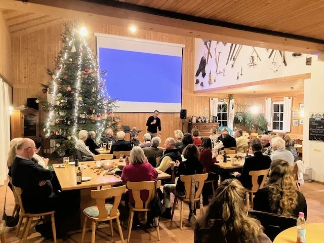 Weihnachtsfeier 2025 Dominik hält Begrüßungsrede | © DAV Starnberg