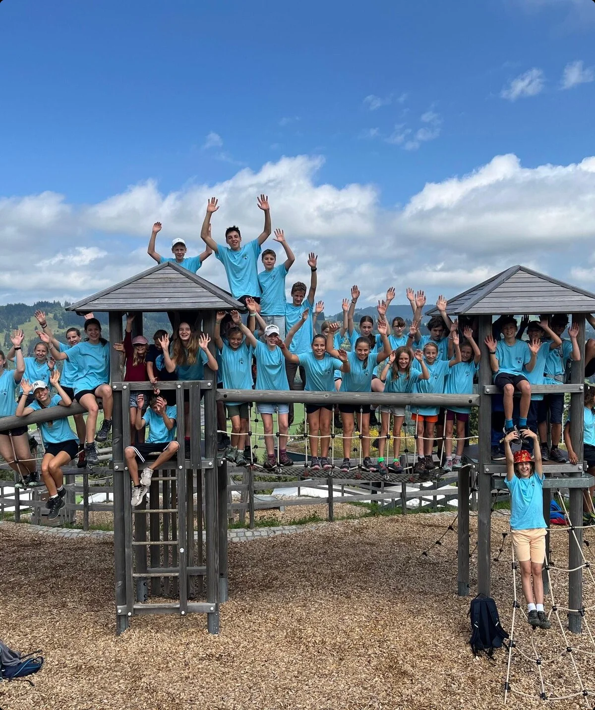 Gruppenfoto Jugendgruppe auf Spielplatz Sommer 2024 Hände hoch | © JDAV Starnberg/Felix Friedrich