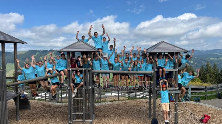 Gruppenfoto Jugendgruppe auf Spielplatz Sommer 2024 Hände hoch | © JDAV Starnberg/Felix Friedrich