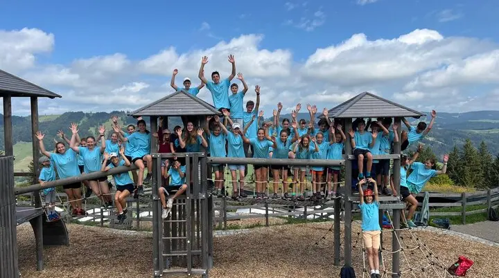 Gruppenfoto Jugendgruppe auf Spielplatz Sommer 2024 Hände hoch | © JDAV Starnberg/Felix Friedrich
