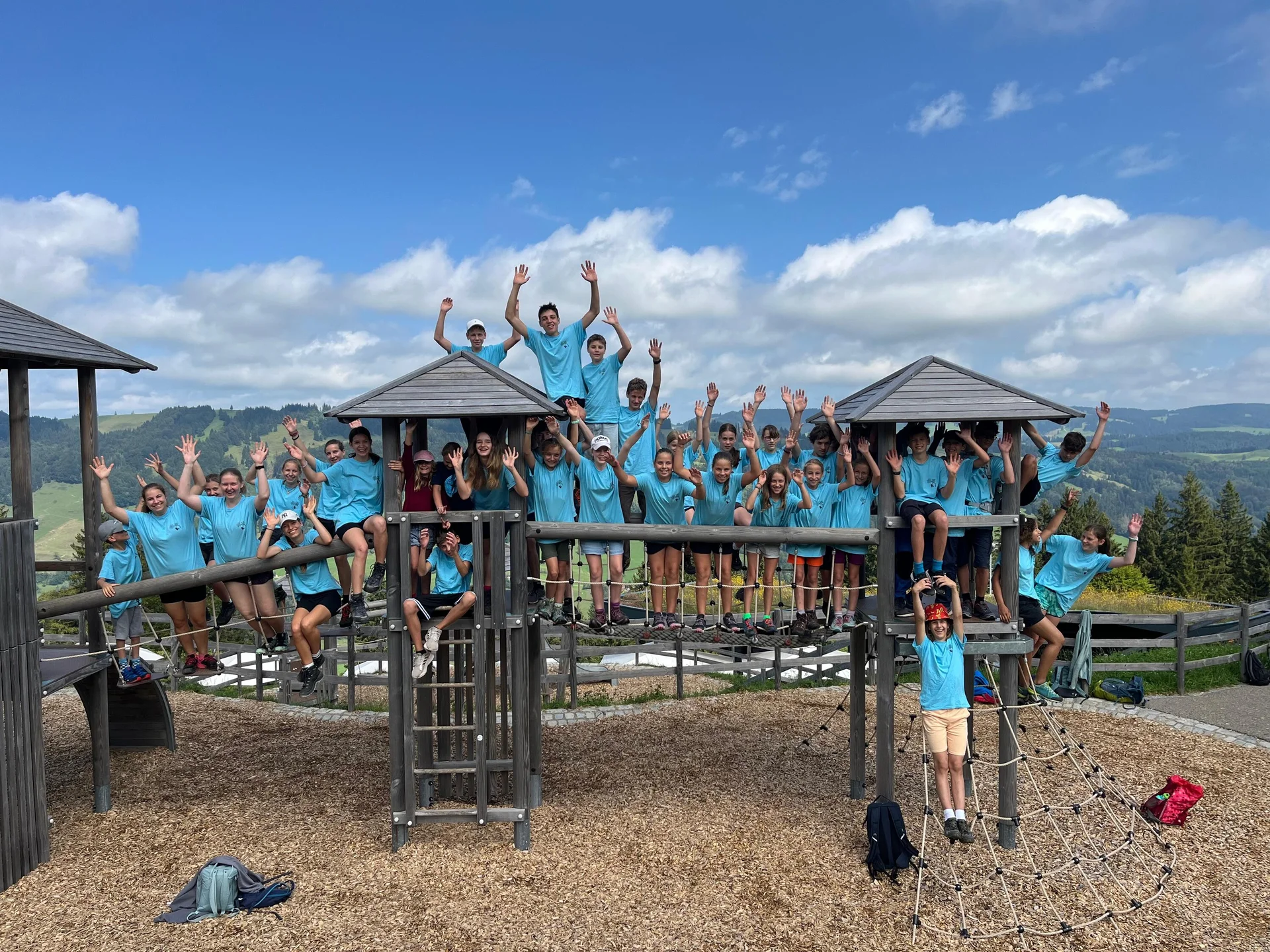Gruppenfoto Jugendgruppe auf Spielplatz Sommer 2024 Hände hoch | © JDAV Starnberg/Felix Friedrich