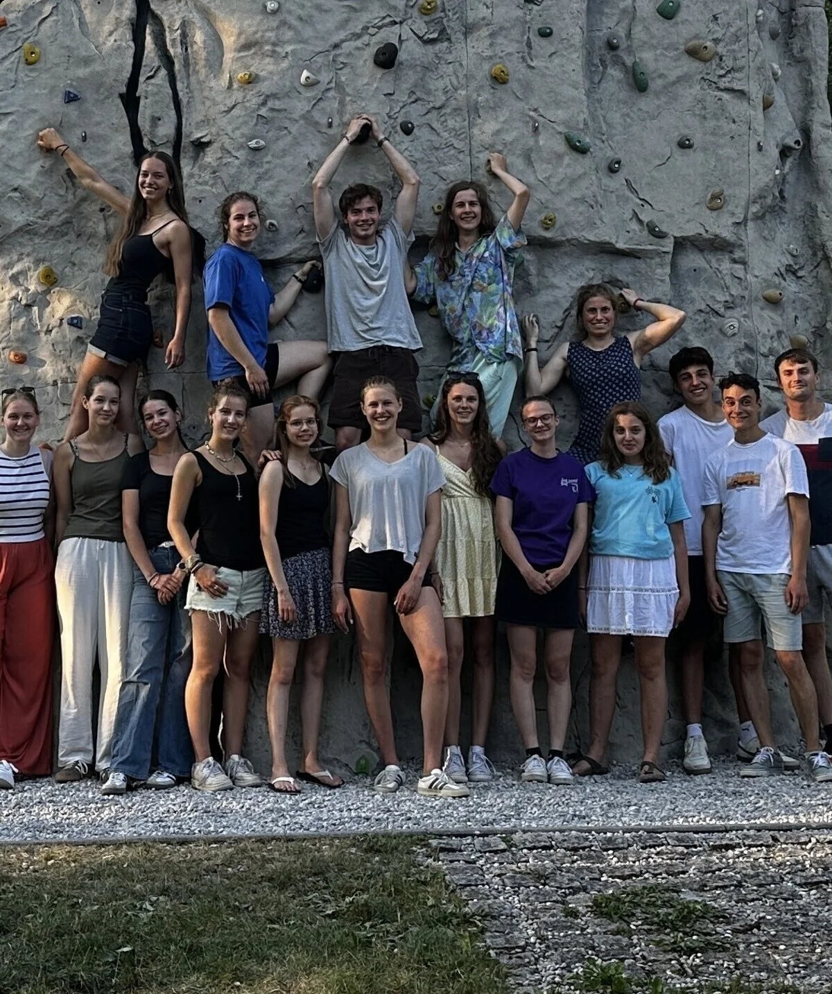 Jugendleiter*innen 2025 Gruppenfoto vor dem Kletterturm | © DAV Starnberg/Sina Bakenhus