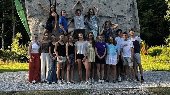 Jugendleiter*innen 2025 Gruppenfoto vor dem Kletterturm | © DAV Starnberg/Sina Bakenhus