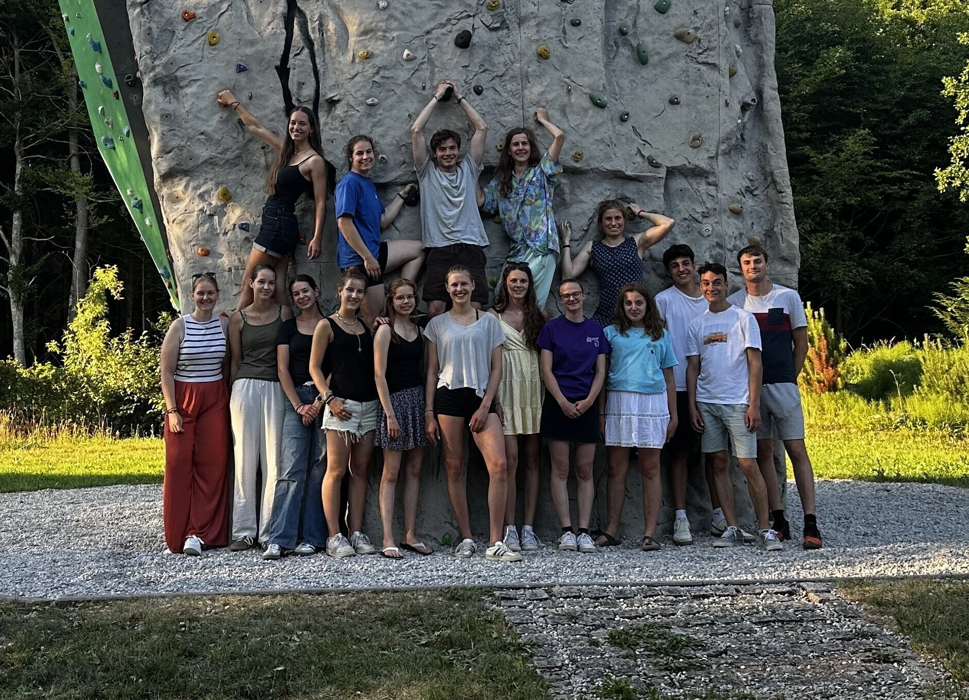 Jugendleiter*innen 2025 Gruppenfoto vor dem Kletterturm | © DAV Starnberg/Sina Bakenhus