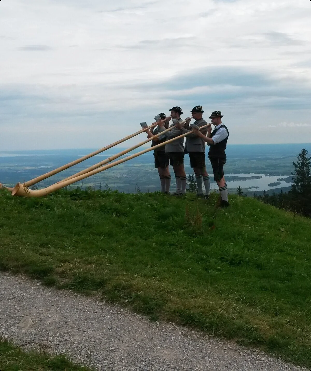 Alphornbläser in der Nähe Hörnlehütte mit Blick ins Tal | © DAV Starnberg