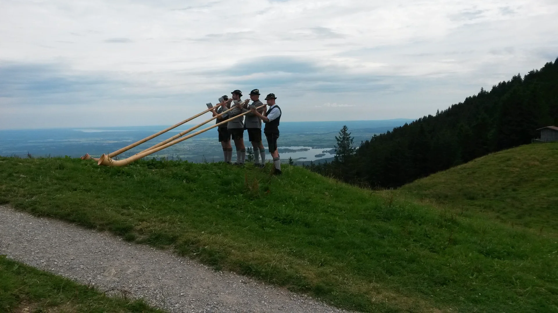 Alphornbläser in der Nähe Hörnlehütte mit Blick ins Tal | © DAV Starnberg