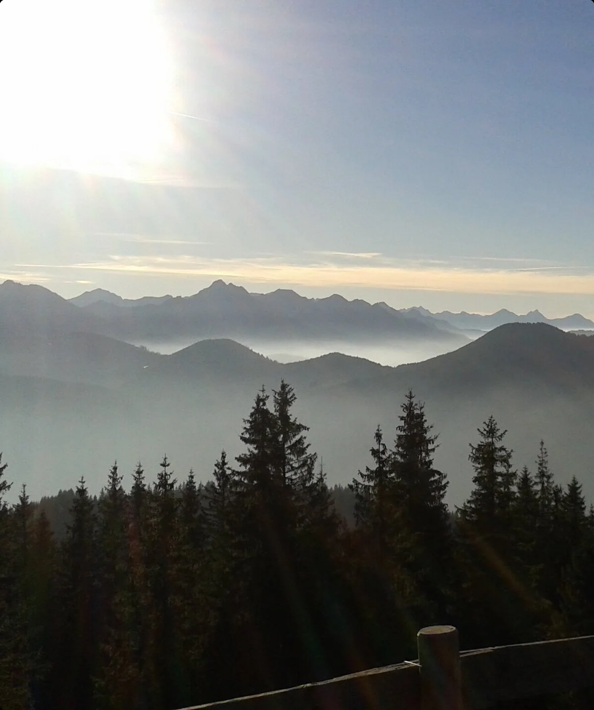 Blick aufs Bergpanorama der Terasse der Hörnlehütte bei Sonnenuntergang 1 | © DAV Starnberg