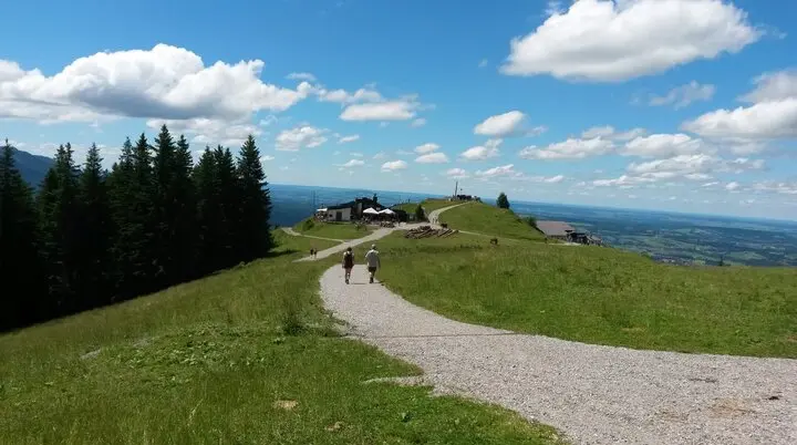 Hörnlehütte von oben mit Forstweg im Vordergrund | © DAV Starnberg