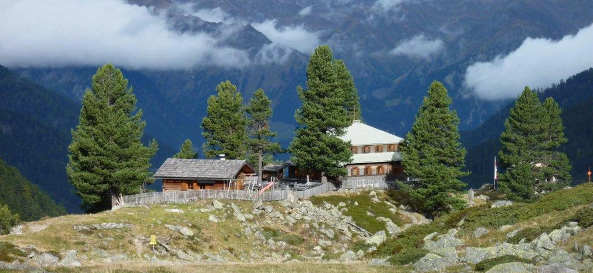 Hohenzollernhaus von oben mit Gipfeln und Wolken im Hintergrund | © DAV Starnberg