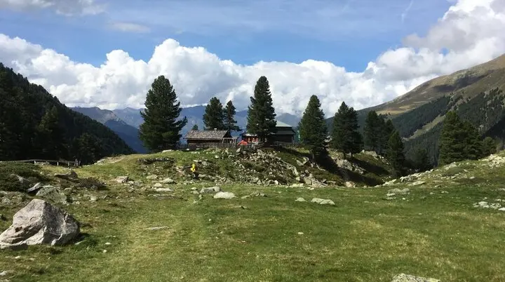 Hohenzollernhaus von oben mit WIese im Vordergrund | © DAV Starnberg