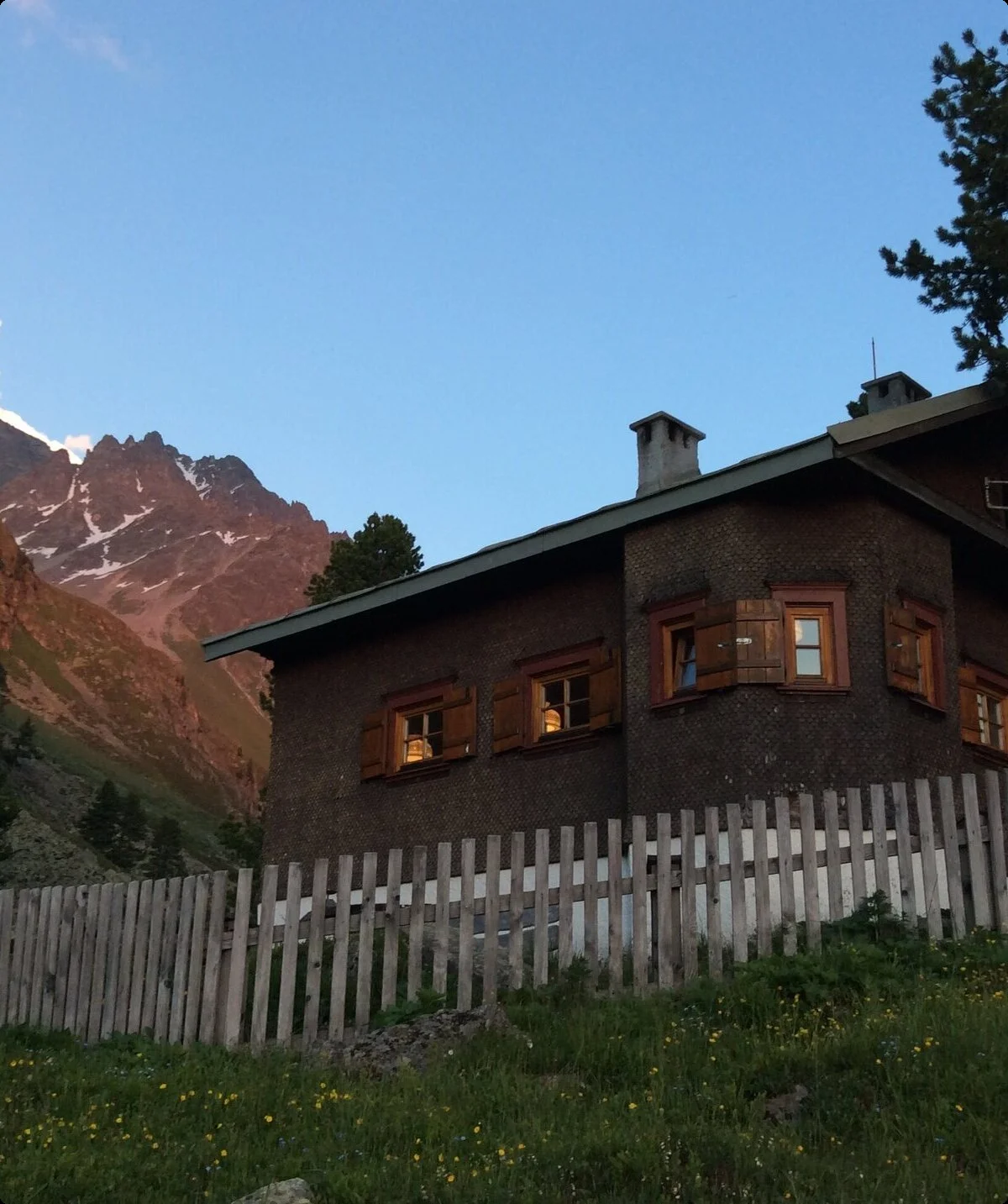Hohenzollernhaus von unten bei Dämmerung mit Gipfeln im Hintergrund | © DAV Starnberg