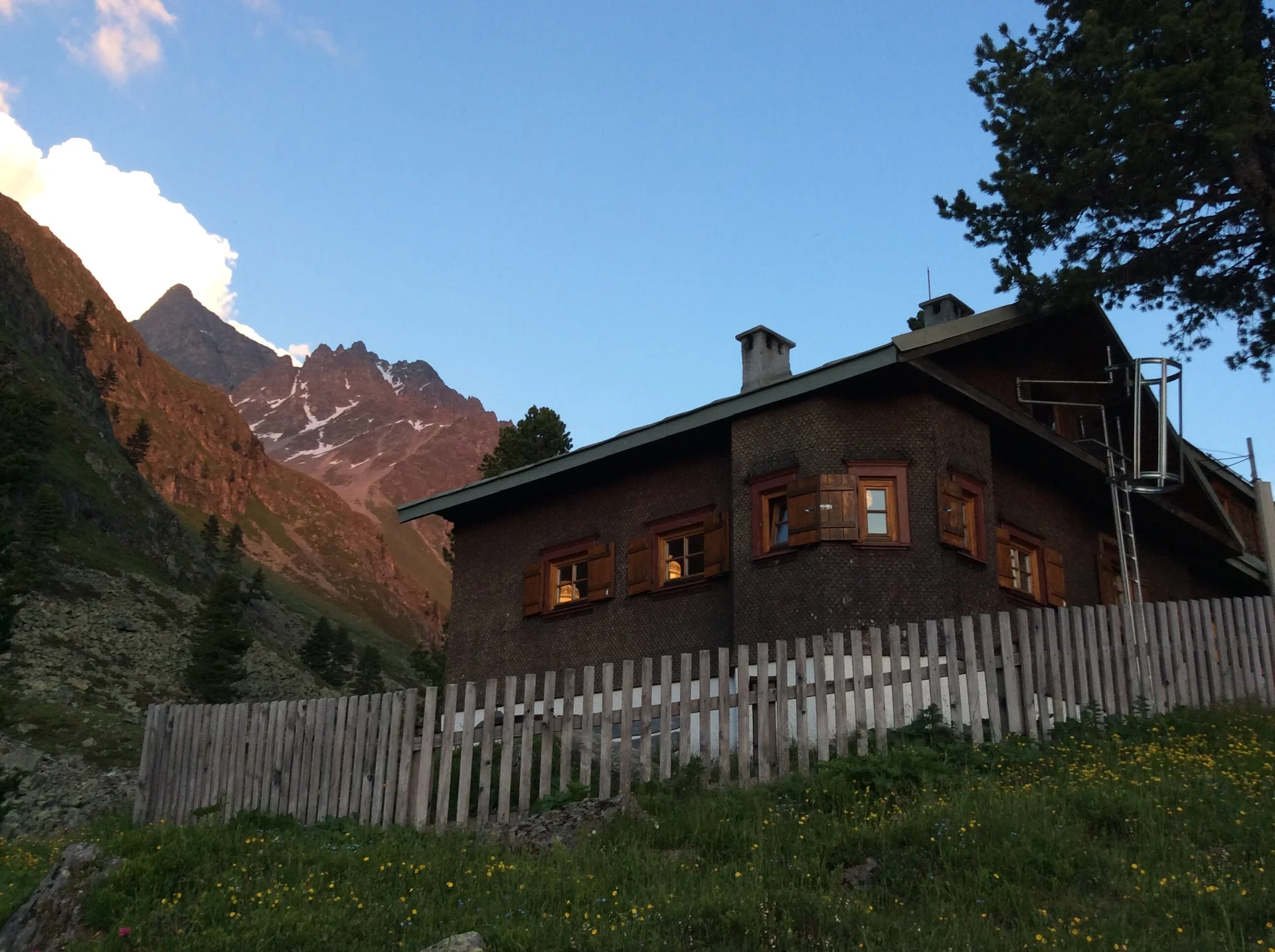 Hohenzollernhaus von unten bei Dämmerung mit Gipfeln im Hintergrund | © DAV Starnberg