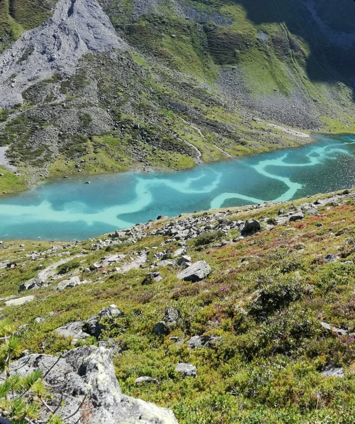 türkiser Smaragdsee mit hellen Strömungsarmen im Weitwinkel mit Abhang im Vorder- und Hintergrund | © DAV Starnberg