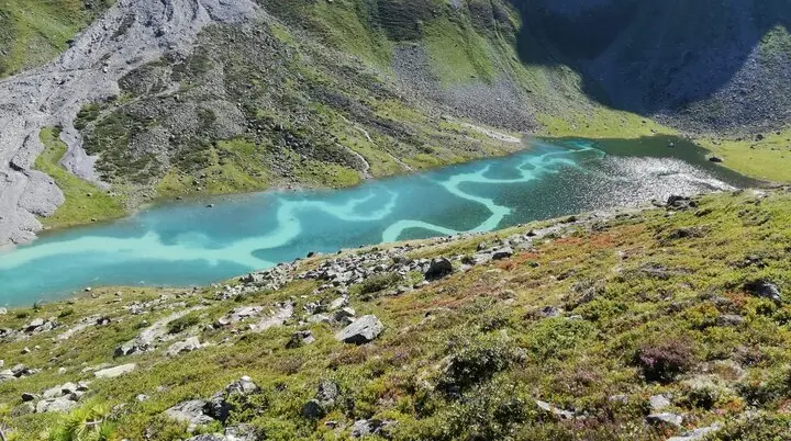 türkiser Smaragdsee mit hellen Strömungsarmen im Weitwinkel mit Abhang im Vorder- und Hintergrund | © DAV Starnberg