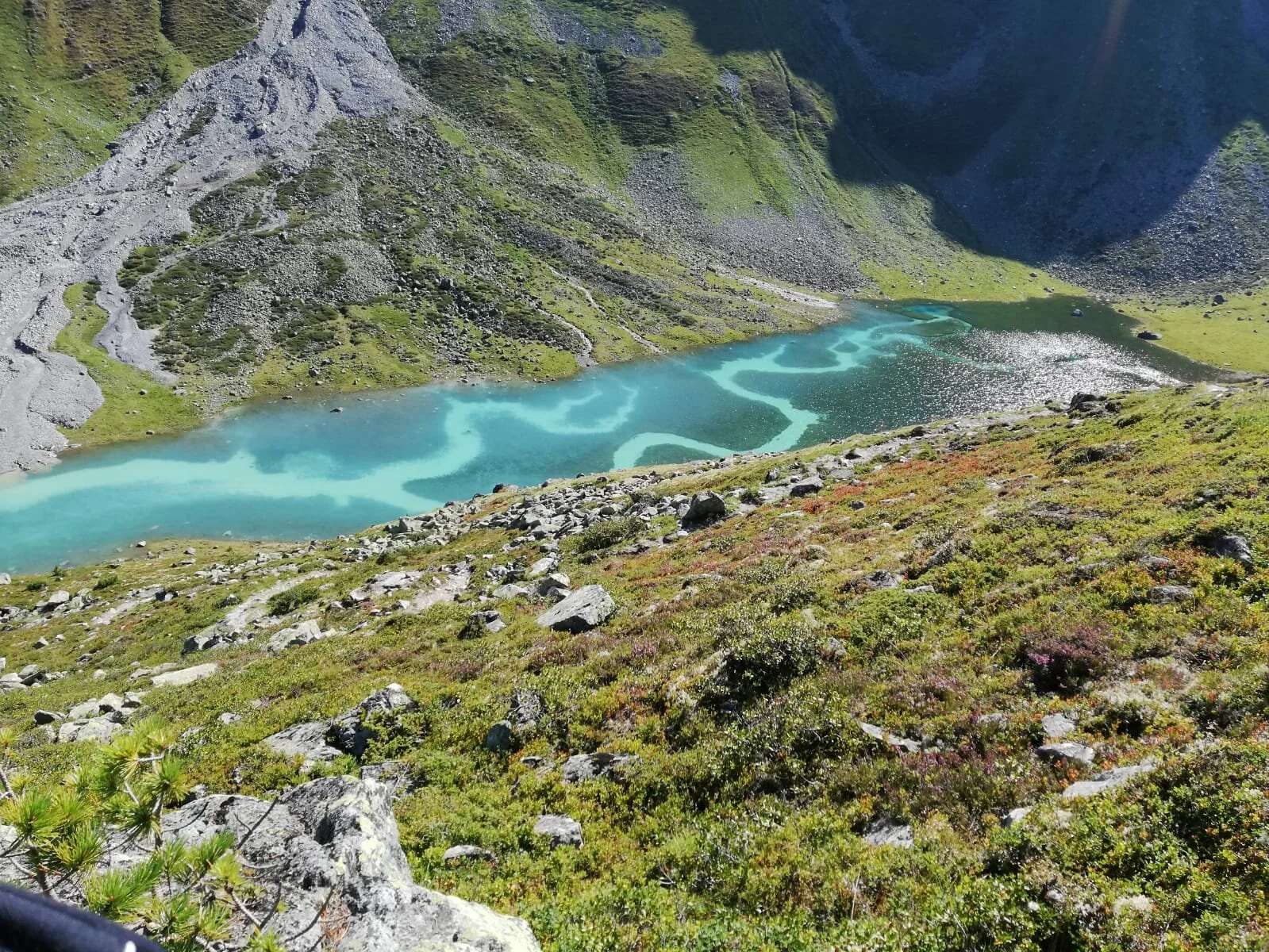 türkiser Smaragdsee mit hellen Strömungsarmen im Weitwinkel mit Abhang im Vorder- und Hintergrund | © DAV Starnberg