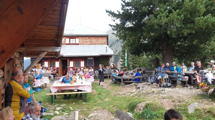 100-Jahrfeier Panoramafoto 2 der Versammlung im Außenbereich  | © DAV Starnberg