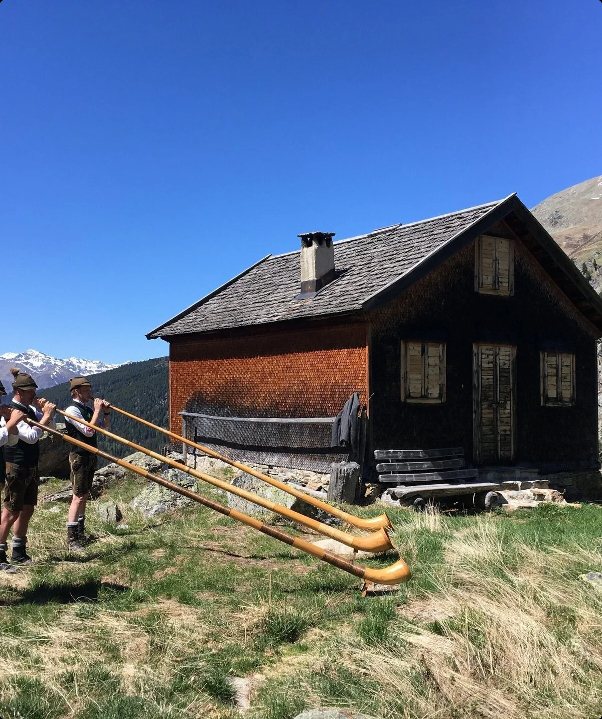 Hohenzollernhaus Alphornbläser vor Nebenhütte und Berggipfeln | © DAV Starnberg