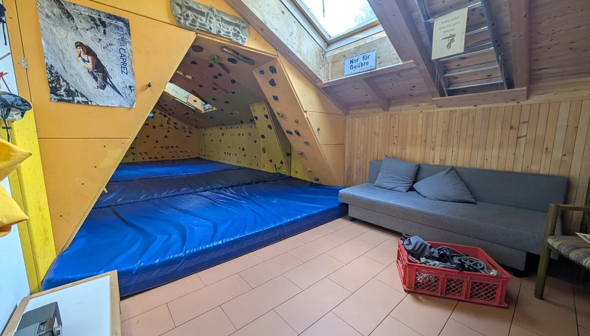 Foto Boulderraum Starnberg mit Vorraum mit Couch | © DAV Starnberg/Marc Werny