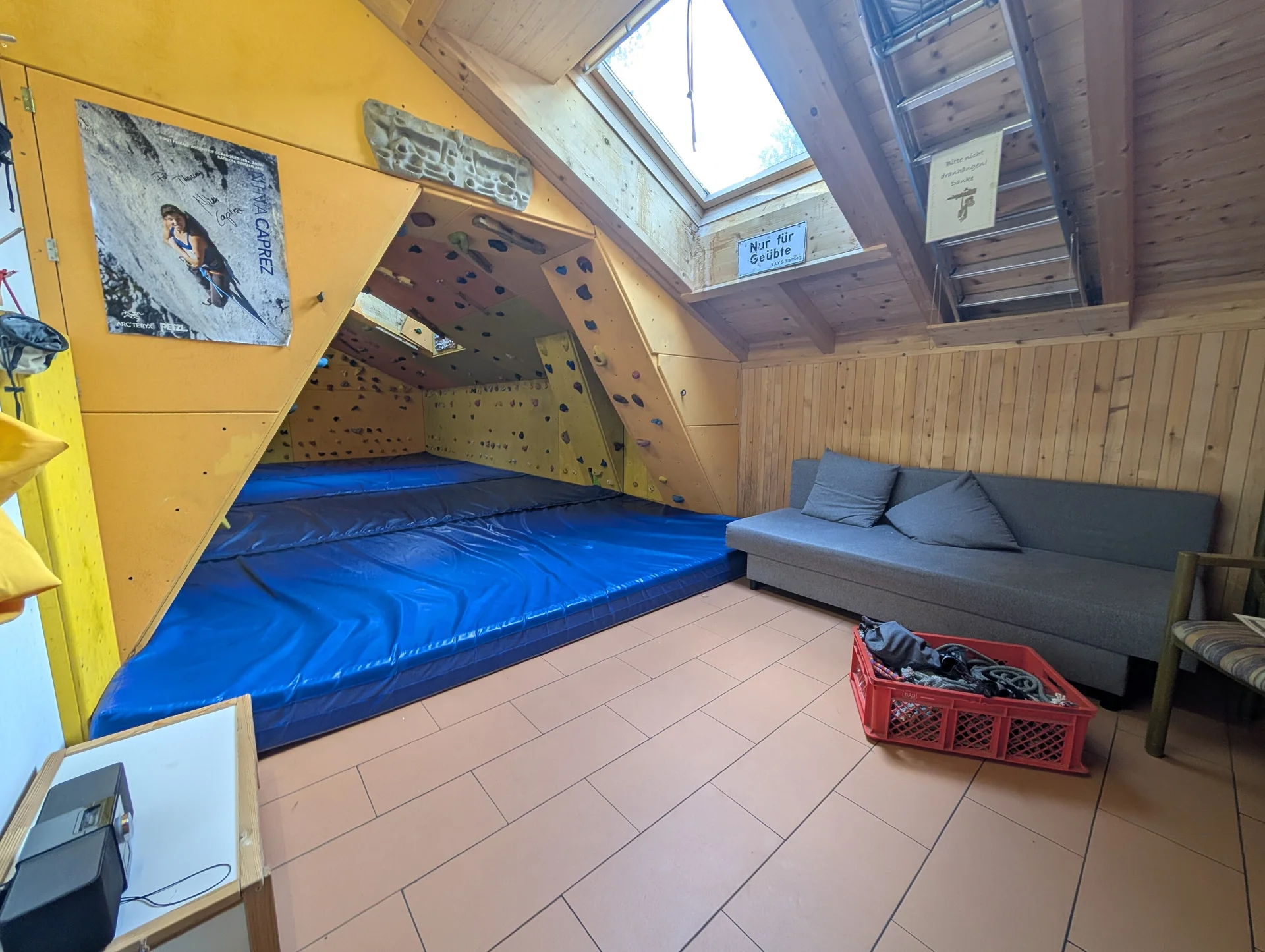 Foto Boulderraum Starnberg mit Vorraum mit Couch | © DAV Starnberg/Marc Werny