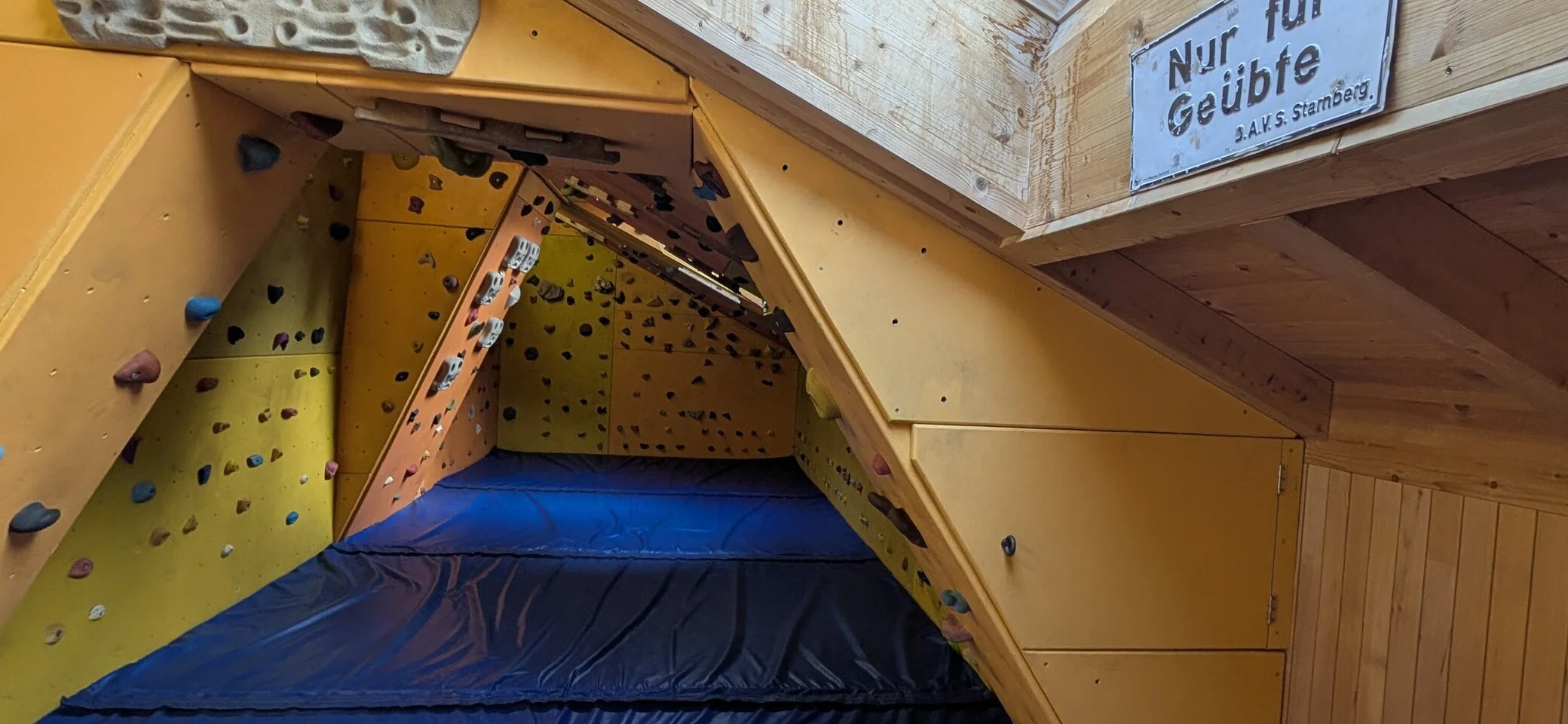 Foto Boulderraum Perspektive vom Dachfenster | © DAV Starnberg/Marc Werny
